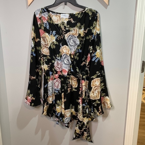 Black floral ruffled romper size large - Picture 1 of 6